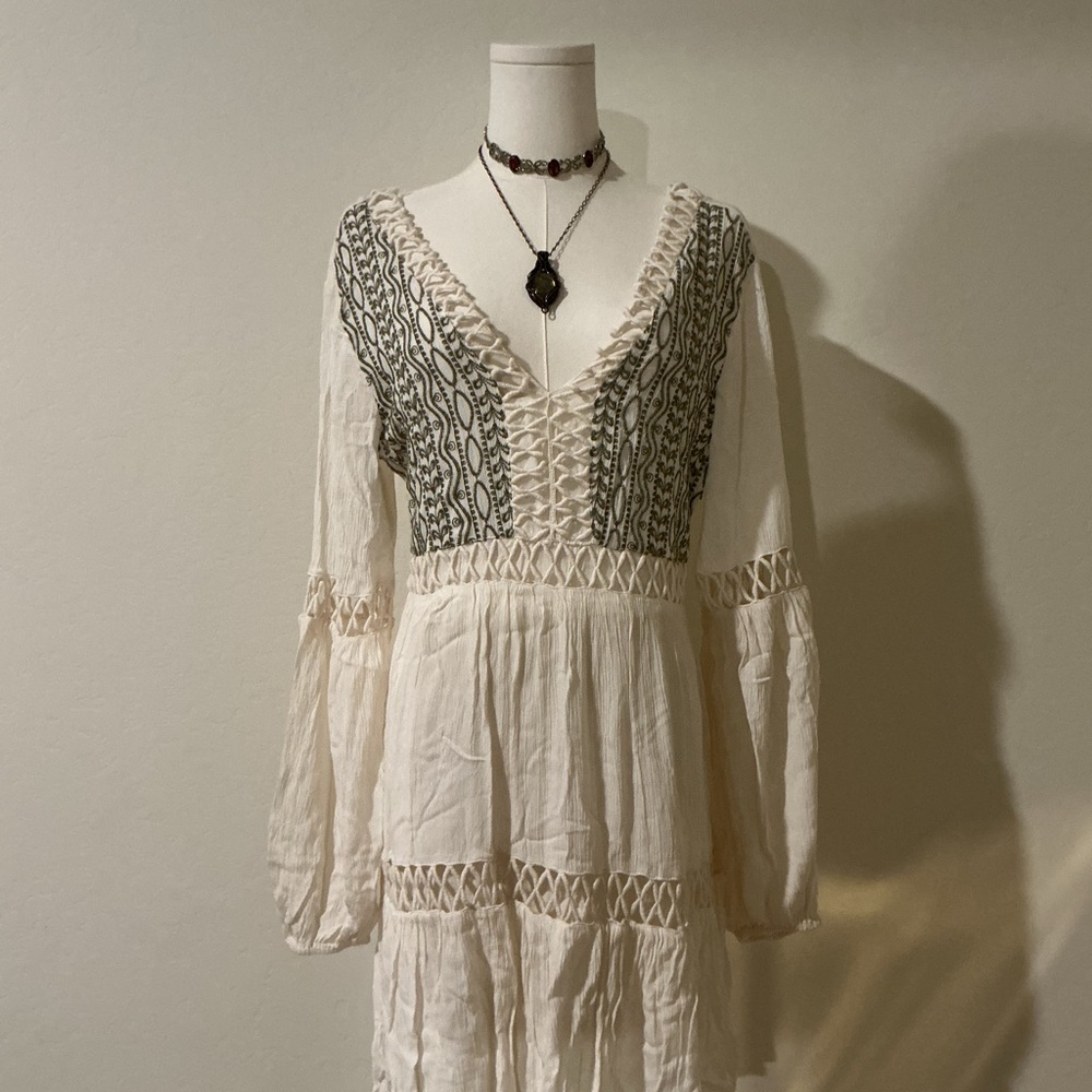 SHYANNE WOMEN'S OFF WHITE EMBROIDERED LACE PEASANT DRESS - Picture 3 of 15